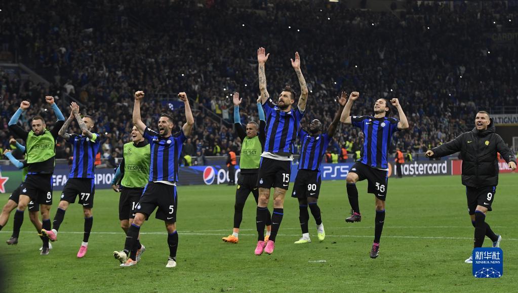 安迪·卡罗尔惊叹切赫神扑，创英格兰足球史经典瞬间