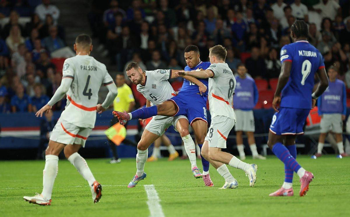 篮球CBA赛场出现精彩扣篮