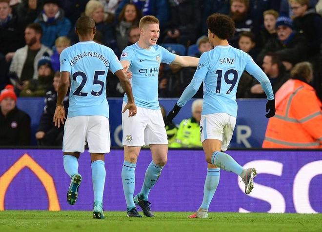 这雪有点大，欧冠赛前一名挪威记者在博德闪耀的球场边线处滑雪