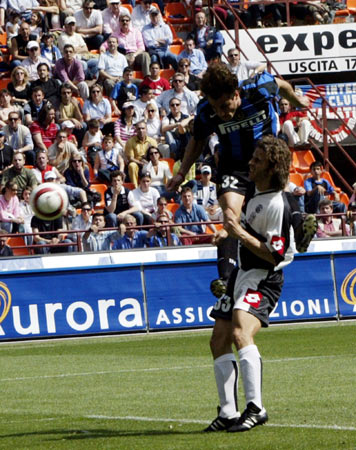 J联赛本赛季场均观众2.1万创新高，但低于中超2.57万（J联赛本季场均观众达2.1万刷新纪录，仍逊于中超2.57万）