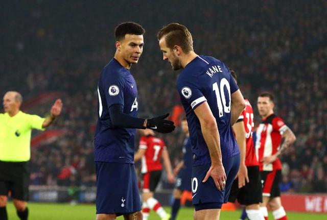 每体：巴萨不会为合同只剩半年的中卫付转会费，想来只能免签（每体：巴萨无意为合同剩半年的中卫支付转会费，若想加盟只能自由身）