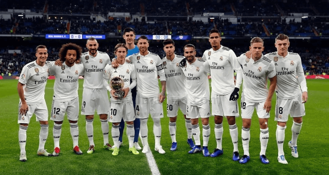 澳超半场：皮埃利亚斯染红，十人阿德莱德联暂2-1墨尔本城（澳超半场战报：皮埃利亚斯被罚下，少一人的阿德莱德联暂2-1领先墨尔本城）