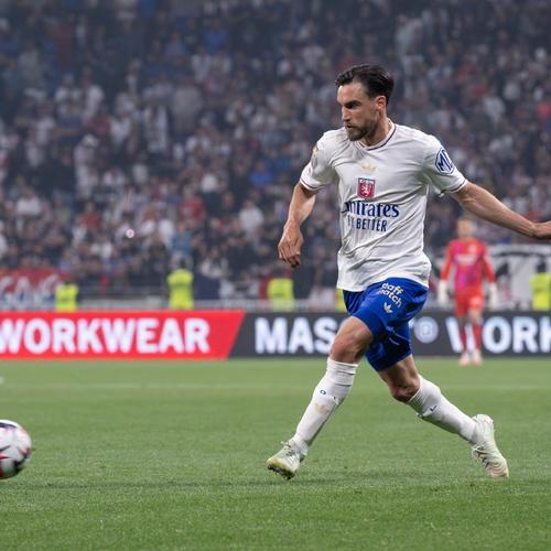 皇马相中曼联队长B费，他会是阿隆索的最好选择吗？（曼联队长B费获皇马青睐，他会是阿隆索的最佳人选吗？）